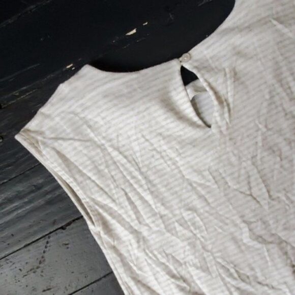 šøVinceĀ StripedāDressā - Picture 7 of 8